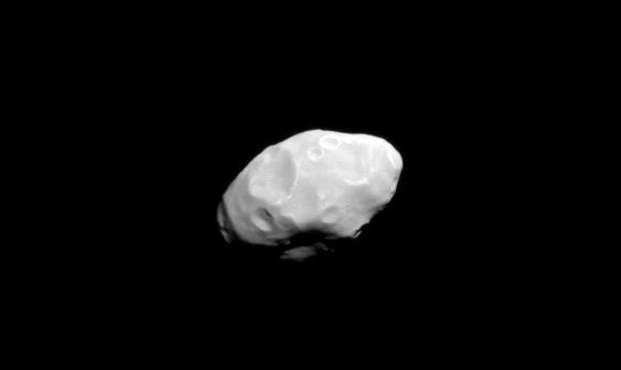 Pandora widziana przez sondę Cassini / credits: NASA